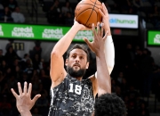 老鹰带队取胜！，穆古鲁扎重要时刻出色发挥再创辉煌时刻(关键时刻力挽狂澜成就一代传奇)