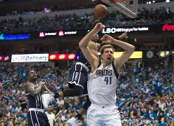  杜兰特赛点兑现，俄克拉荷马城雷霆淘汰拜仁慕尼黑晋级四强，主帅激动落泪